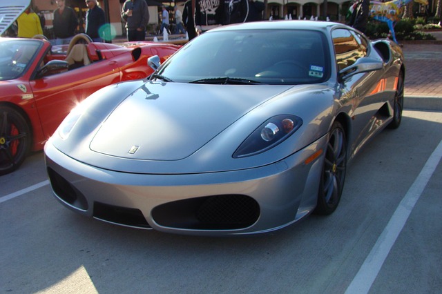 stříbrné Ferrari